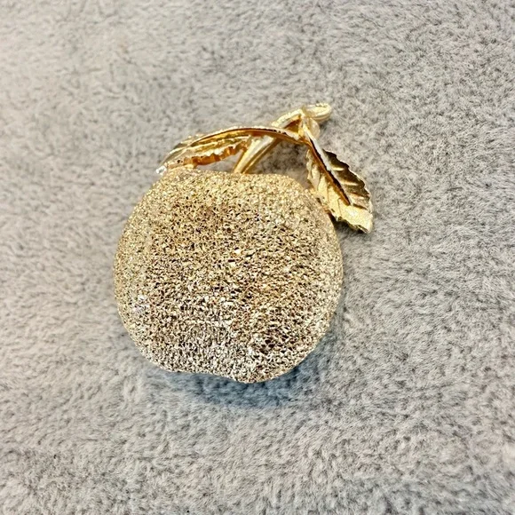 Vintage Gold Tome Sparkly Diamond Cut Textured Apple Brooch Pin - Picture 4 of 6